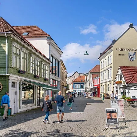 Fit For Two Families! 8 Bedrooms! 2 Bathrooms! * Bergen