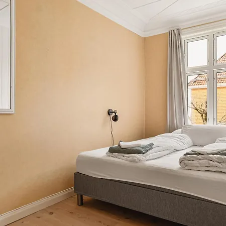Fit For Two Families! 8 Bedrooms! 2 Bathrooms! Appartement